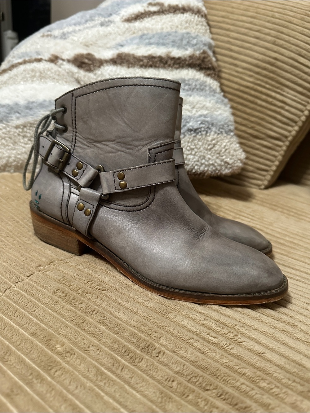 Bedstu ROAN Gray Leather Women's Ankle Boots with Buckle & Laced Heel